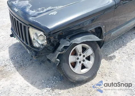 2010 Jeep Liberty Sport z USA, uszkodzony, nr VIN 1J4PP2GK8AW102801